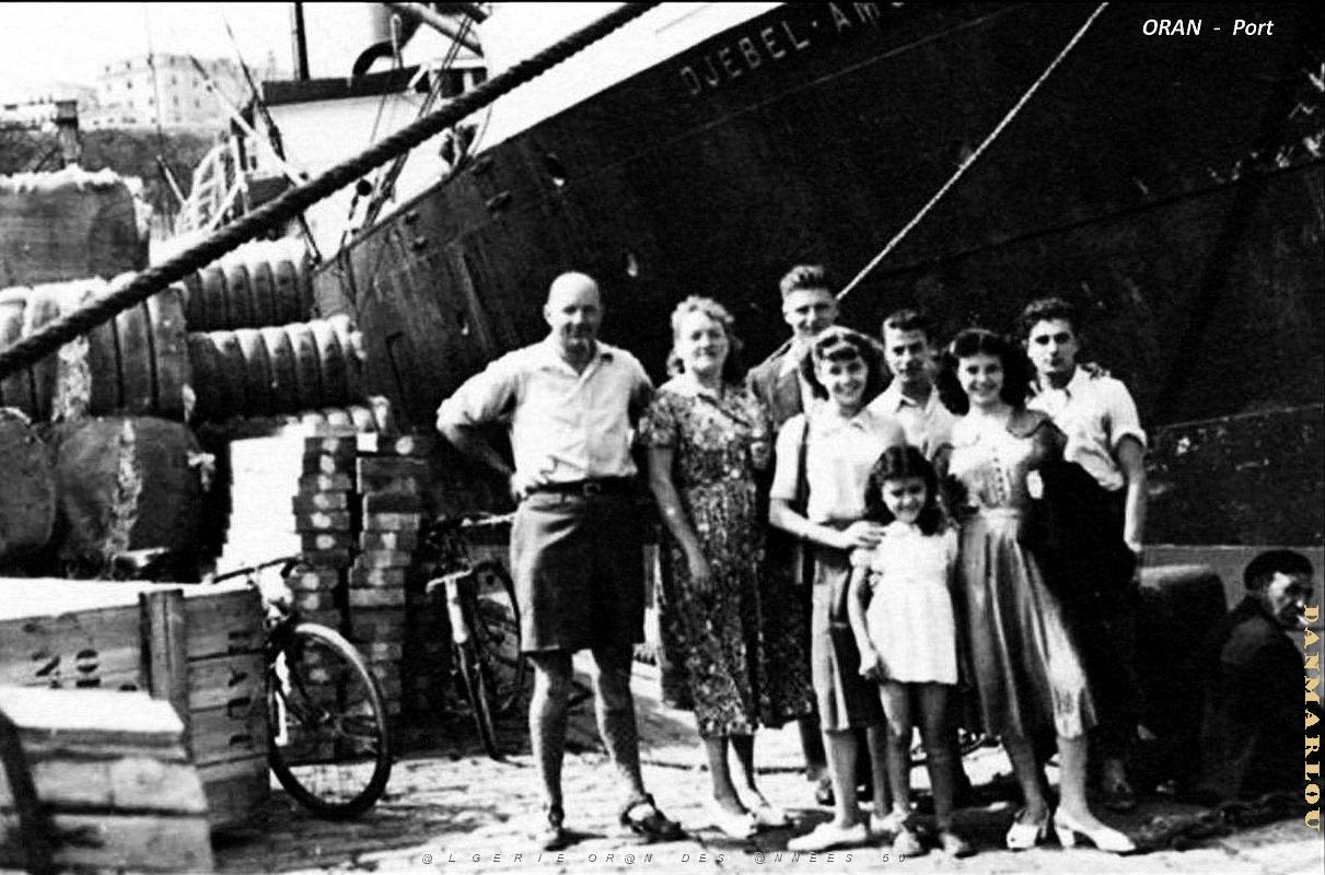 Oran - Port - Famille devant le Djebel-Amour.jpg